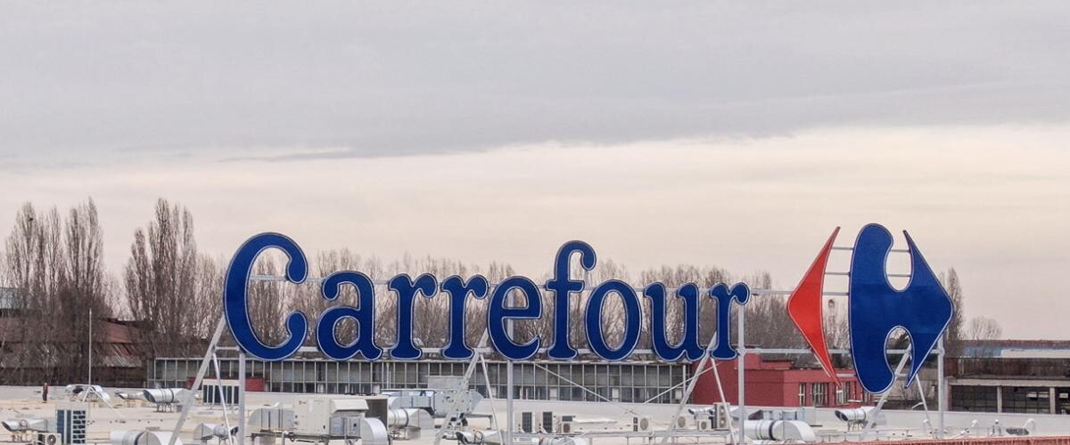 Carrefour reduce consumul de electricitate din cauza crizei din energie