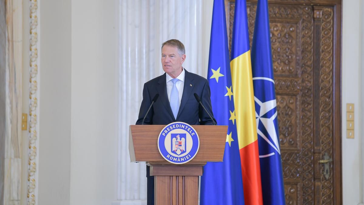 Iohannis: Miracolul Învierii să ne întărească în credinţă şi să primim Lumina Sfântă cu speranţă şi iubire