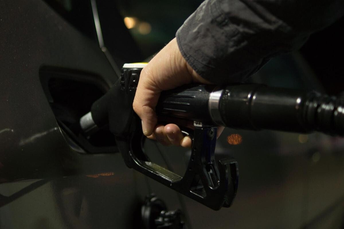 Nouă scumpire a carburanților. Expert: E bine că avem stocuri, însă e insuficient pentru a ne feri cu totul de furtună