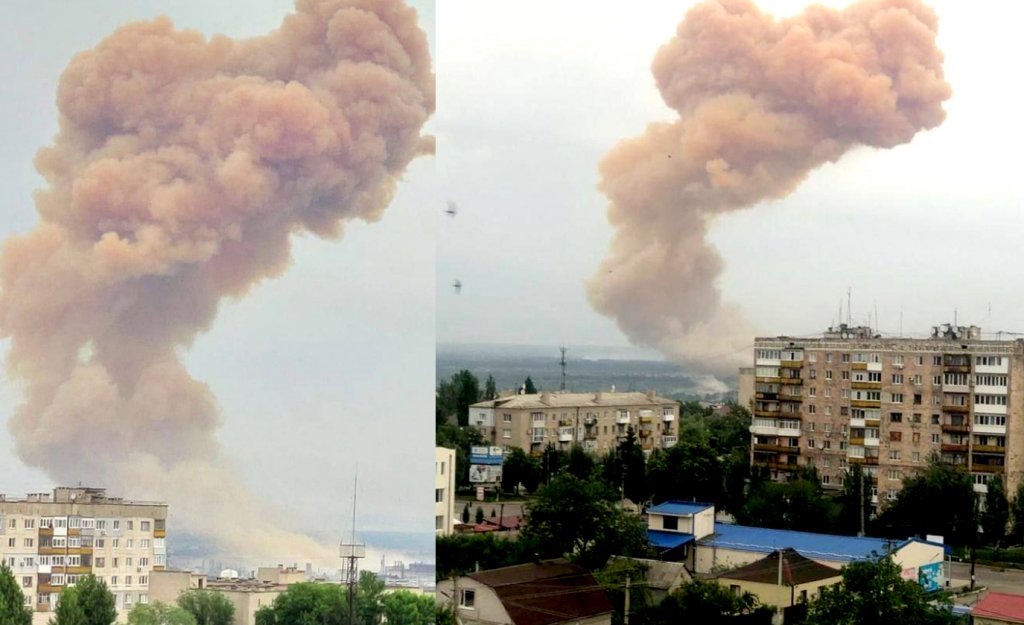 Rezervor cu acid azotic de la un combinat chimic, bombardat în Ucraina. Mesaj de avertizare pentru „nor toxic”