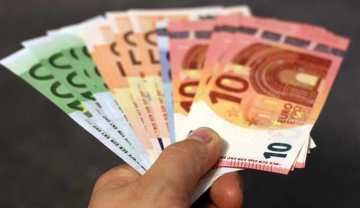 Euro scade la cel mai mic nivel din ultimele două decenii, pe măsură ce temerile de recesiune cresc