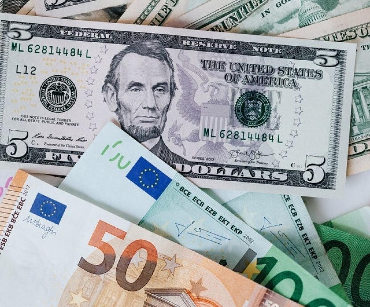 Curs BNR, 29 august: Dolarul SUA își continuă avansul și se depărtează de Euro, care tot scade. Ce urmează