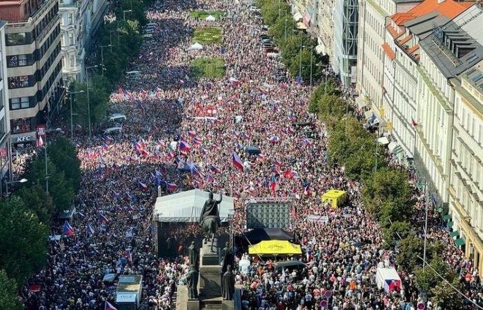 70.000 de oameni au protestat la Praga împotriva guvernului ceh, UE și NATO, ca reacție la criza energetică și la inflație