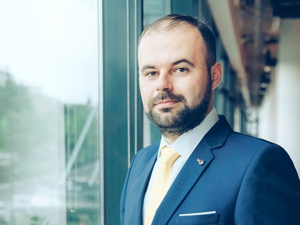 Cristian Popa,  membru în CA al BNR: Noi nu am exagerat. BNR nu a apelat (decât într-o mică măsură) la instrumentele neconvenţionale şi doar cu intenţia de a asigura stabilitatea financiară, rezistând presiunilor publice. S-a dovedit a fi o alegere înţeleaptă