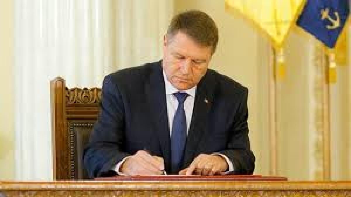 Lege promulgată de Iohannis: Prin excepţie, se vor putea organiza concursuri de ocupare a posturilor vacante din Parlament