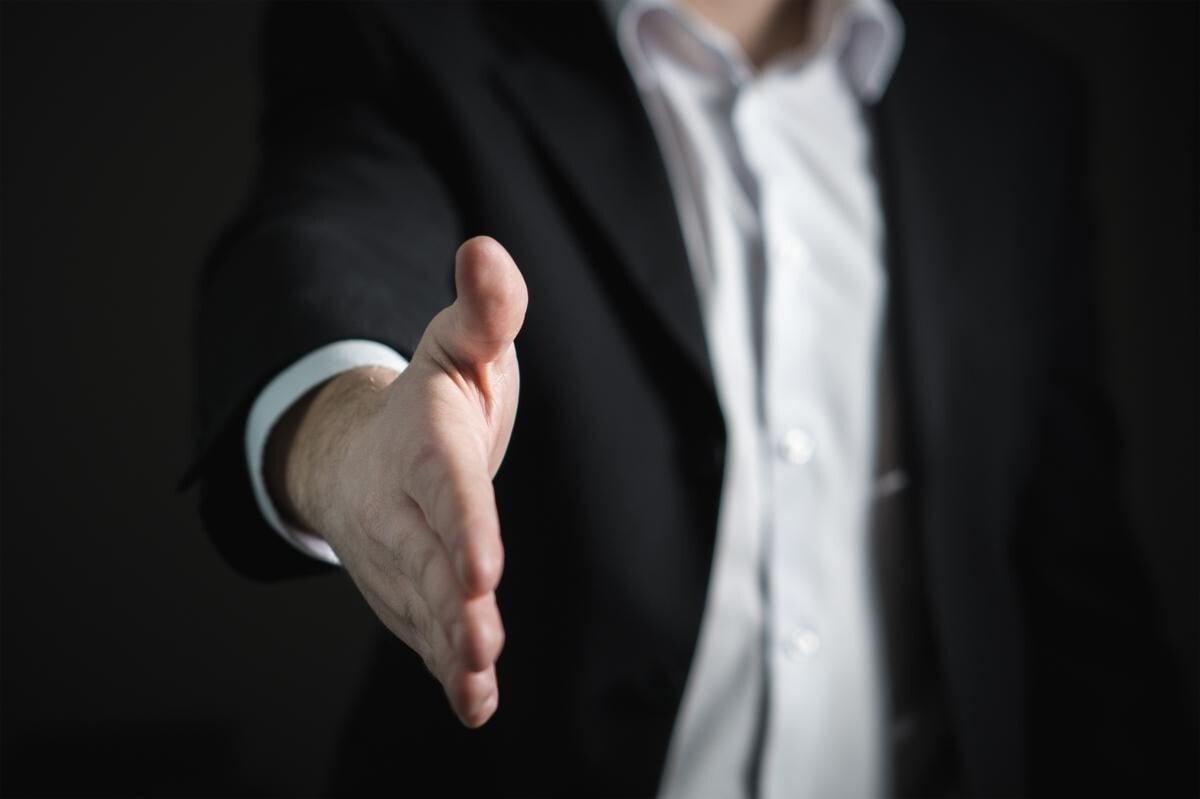 Prof. Dumitru Borţun, despre corporaţiile multinaţionale: Unii pot cumpăra nu guverne întregi, ci parlamente