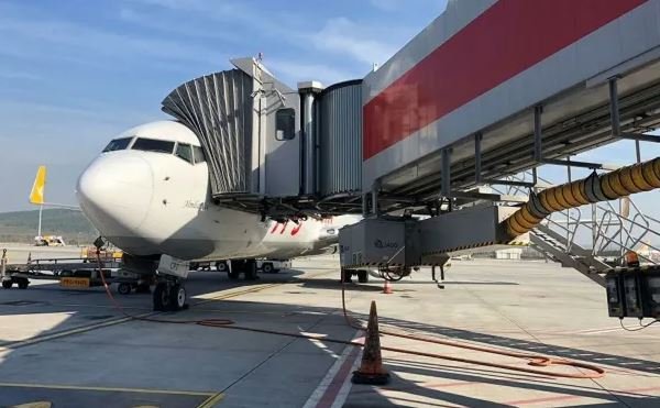 Incident teribil! O femeie a murit în timp ce se îmbarca în avion. A căzut în gol 15 metri