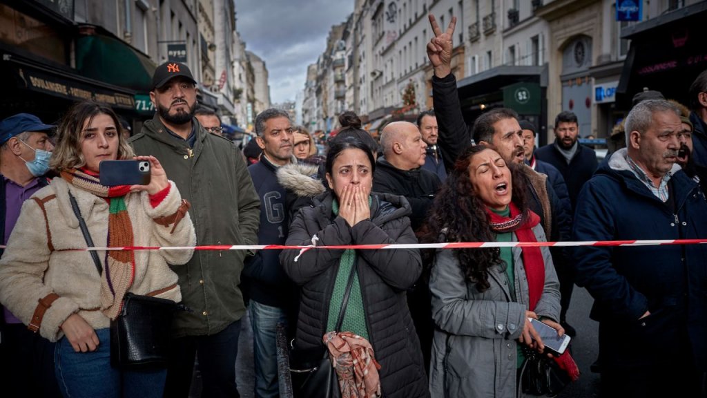 ATAC armat în Paris soldat cu 3 morţi. Cel care a deschis focul a atacat anul trecut cu o sabie migranţii dintr-o tabără de refugiaţi