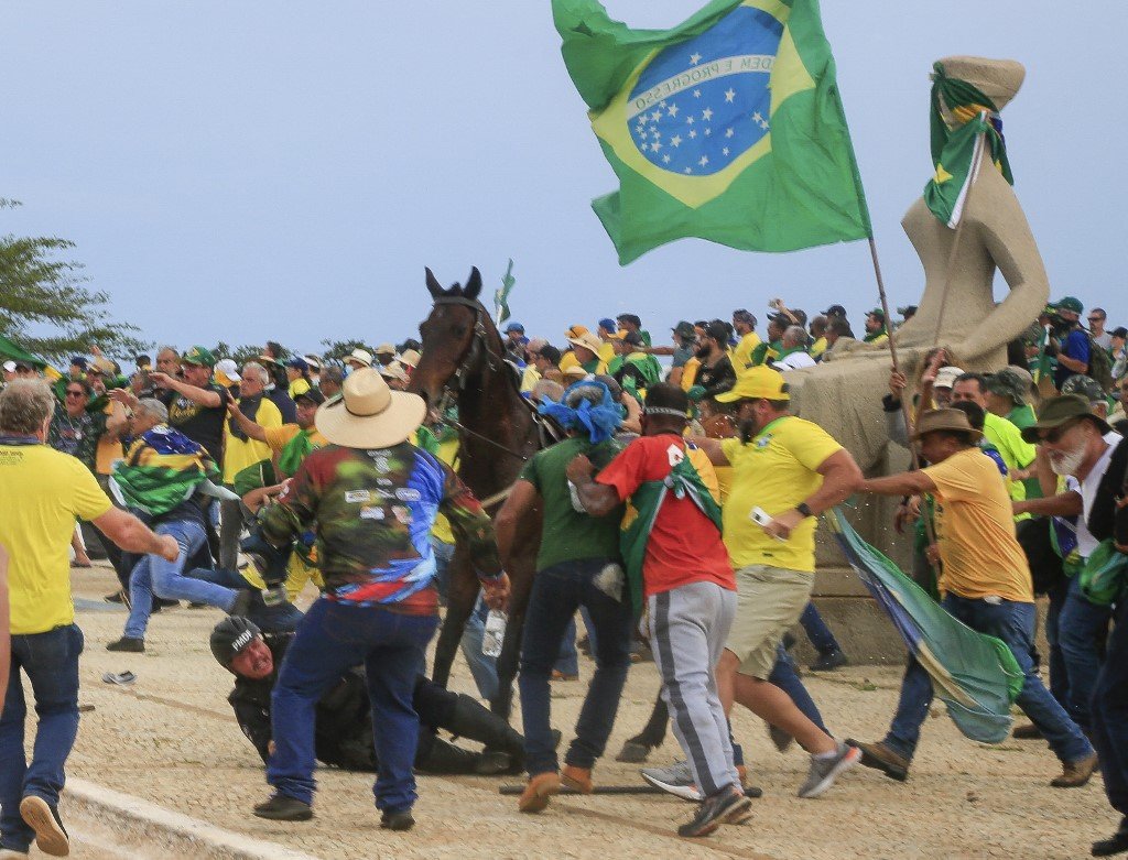 Atacul de la Capitoliu în varianta braziliană: Extremiștii pro-Bolsonaro au vandalizat Congresul, Curtea Supremă şi Palatul prezidenţial