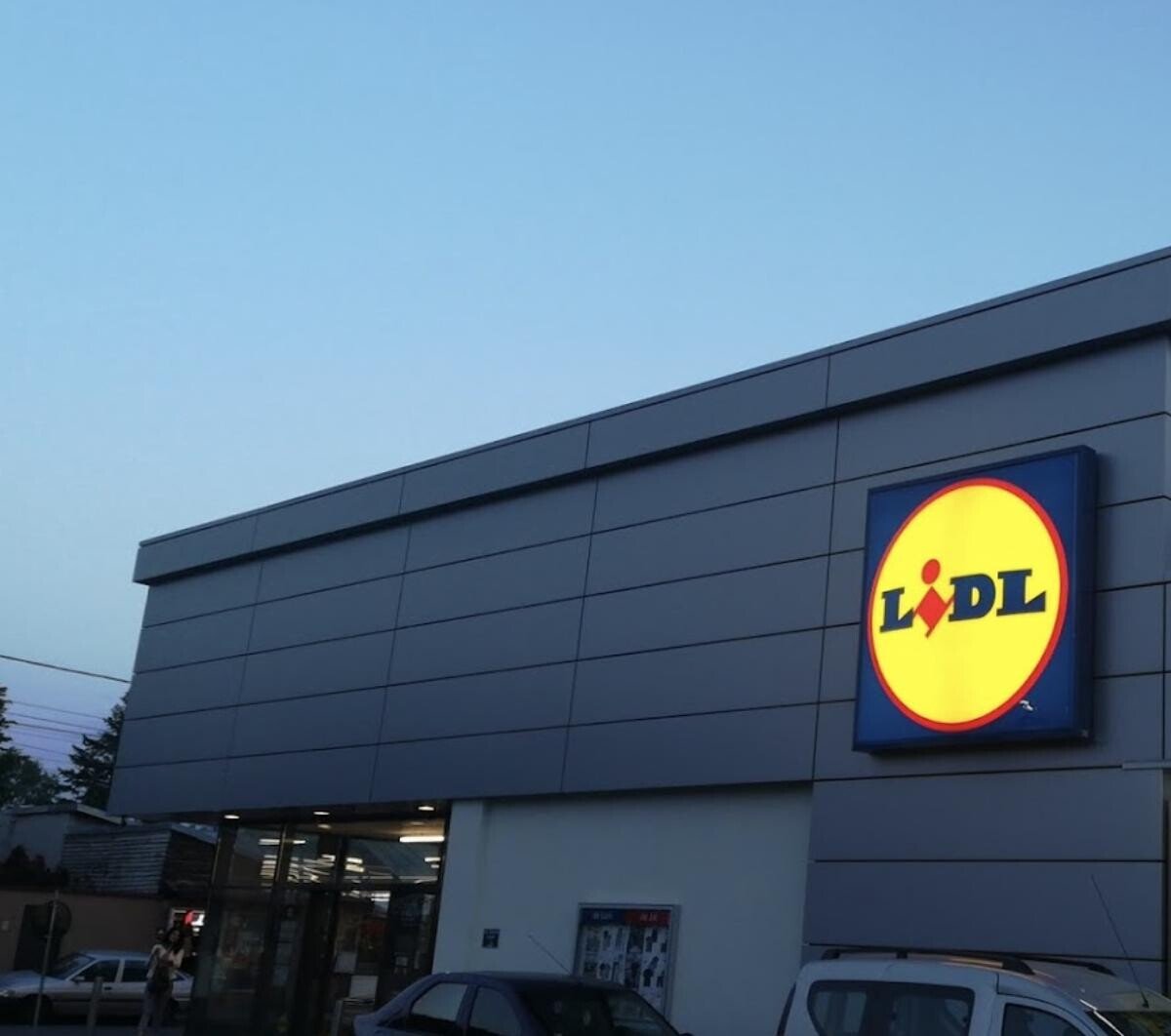 38 de magazine Lidl închise temporar de ANPC, într-o singură zi: Au fost găsite legume şi fructe mucegăite. Preţurile de la raft nu se potrivesc cu cele de la casă