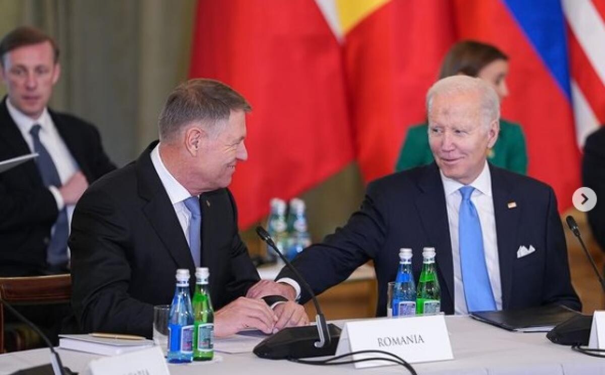 Iohannis, la masă cu Biden şi Stoltenberg, la summitul B9 de la Varșovia