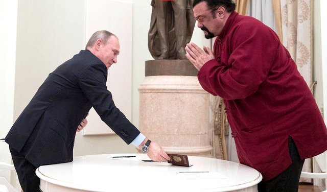 Putin, l-a decorat pe uriaşul său „prieten”, Steven Seagal, prin decret prezidenţial