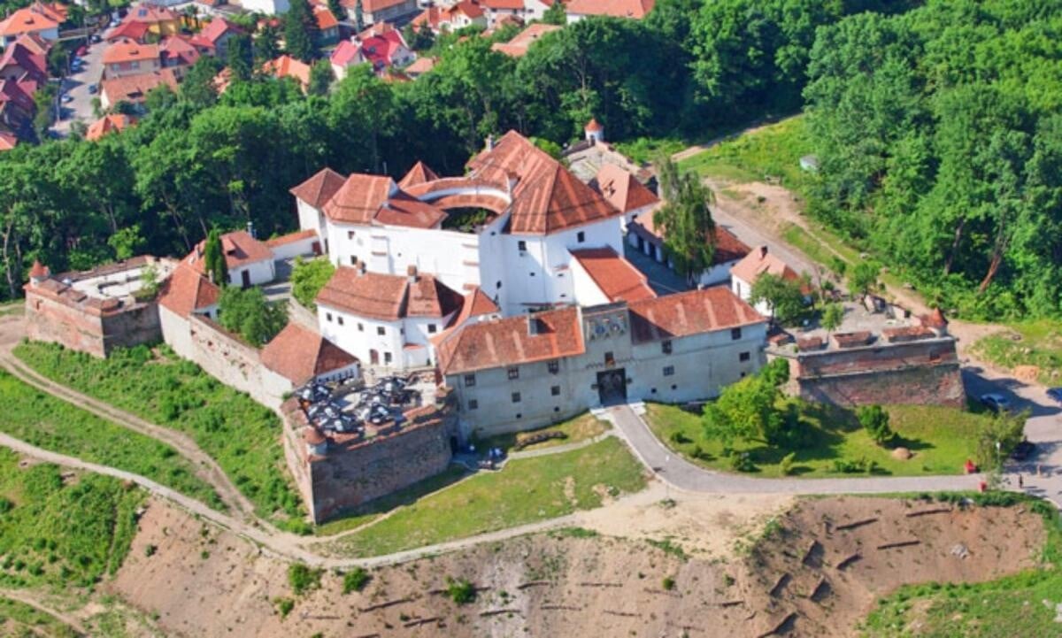 Cetatea Brașovului, disputată între Universitatea Transilvania și MAI. Primăria Brașovului, exclusă de pe lista scurtă. Rectorul Ioan Abrudan, reacție pentru DCNews