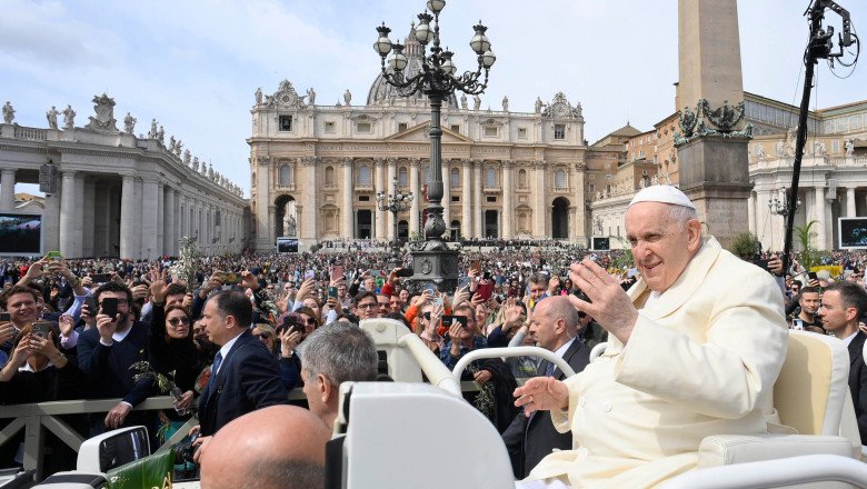 Recent externat din spital, Papa Francisc a participat la slujba din Duminica Floriilor la Vatican