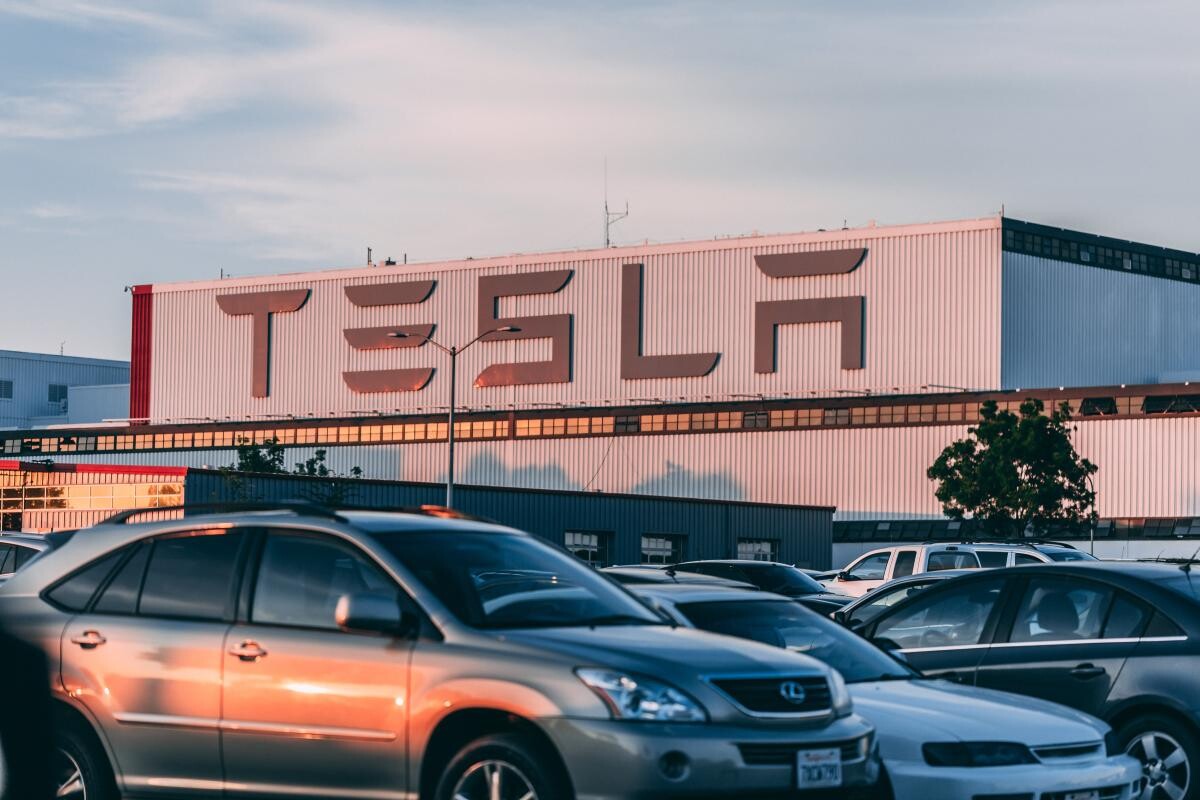 Acţiunile Tesla au scăzut cu aproape 10%