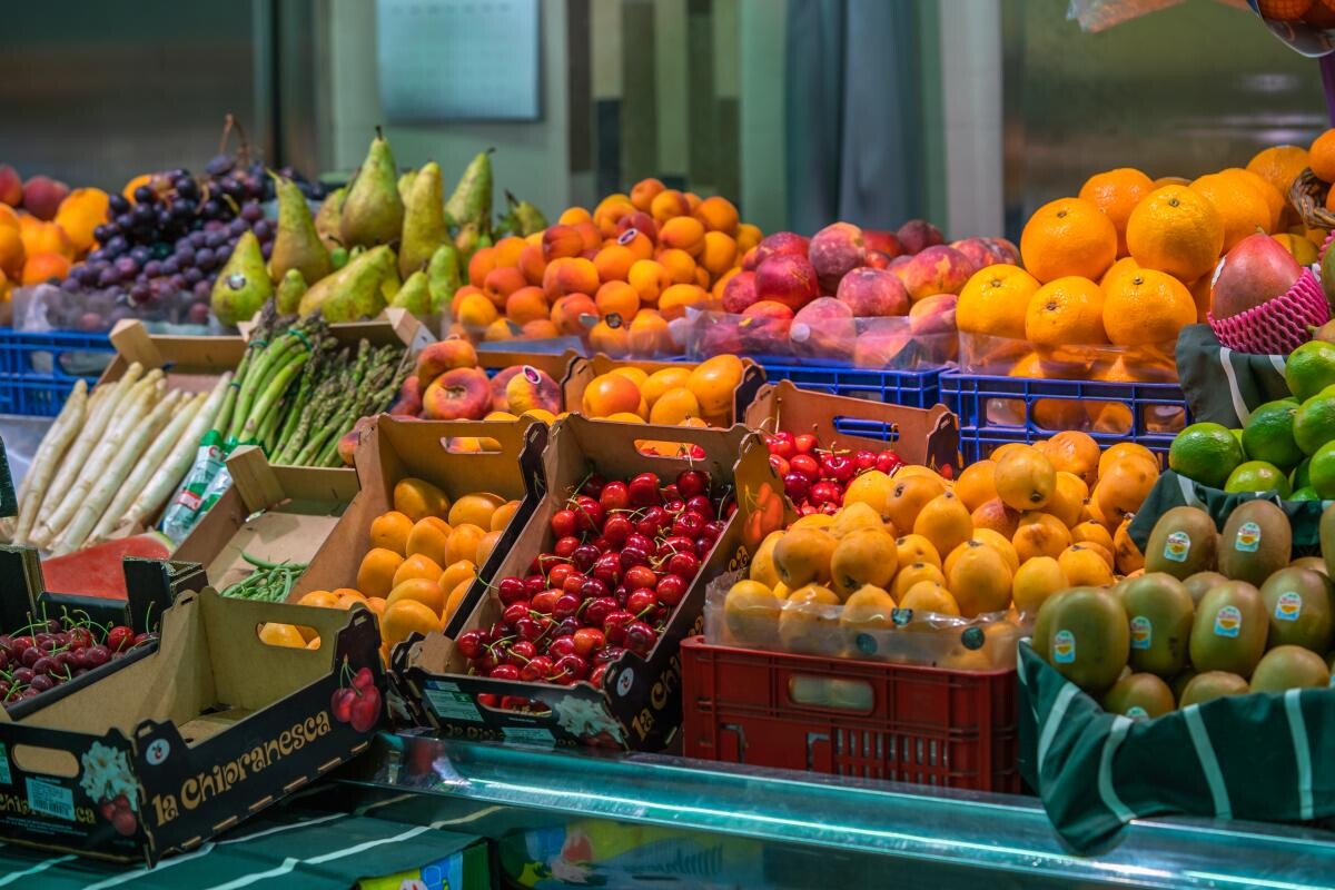 Fructele şi legumele mai puţin arătoase vor ajunge în supermarket. Anunțul făcut de Comisia Europeană