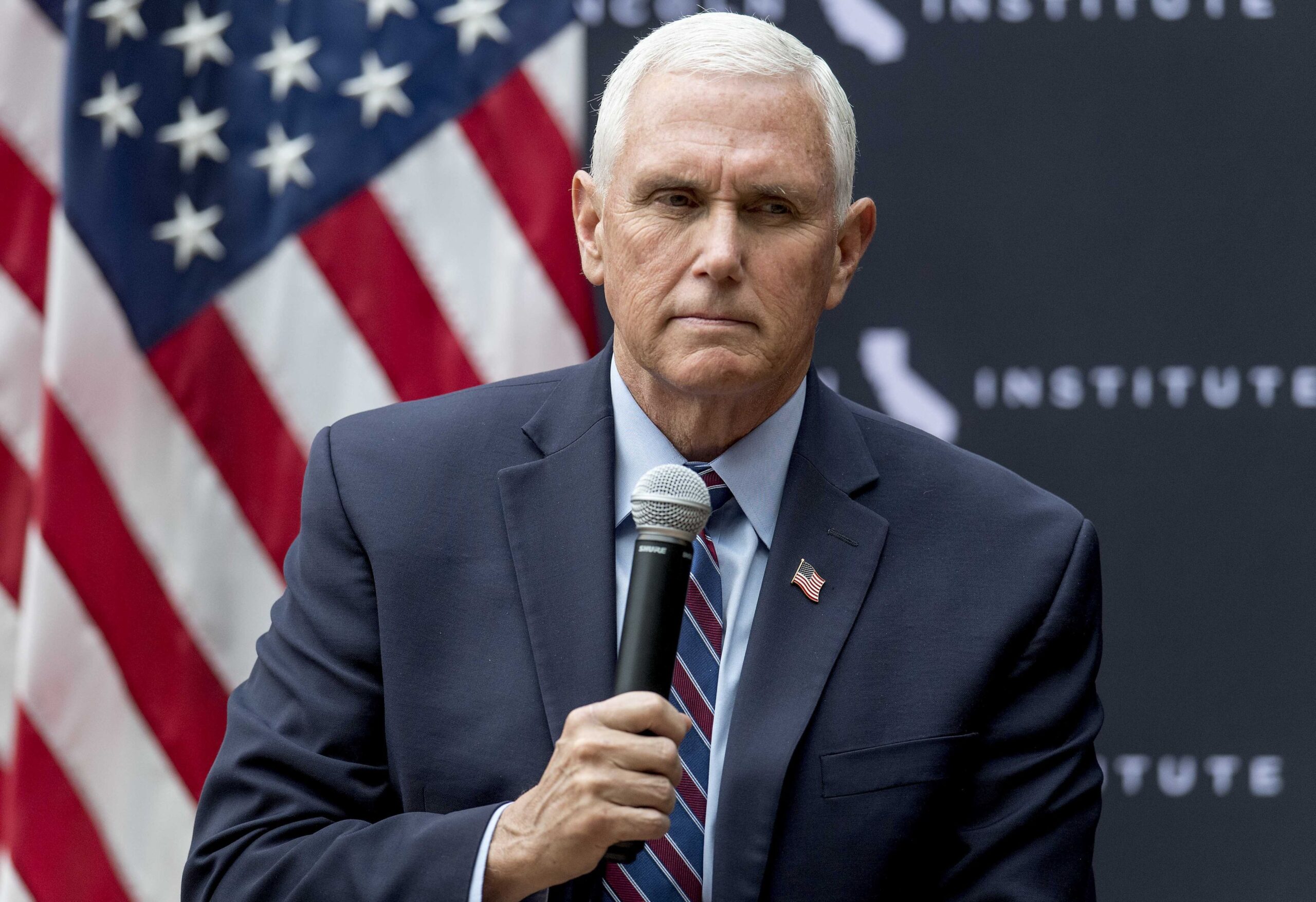 Mike Pence bate și el un piron în sicriul politic al lui Donald Trump