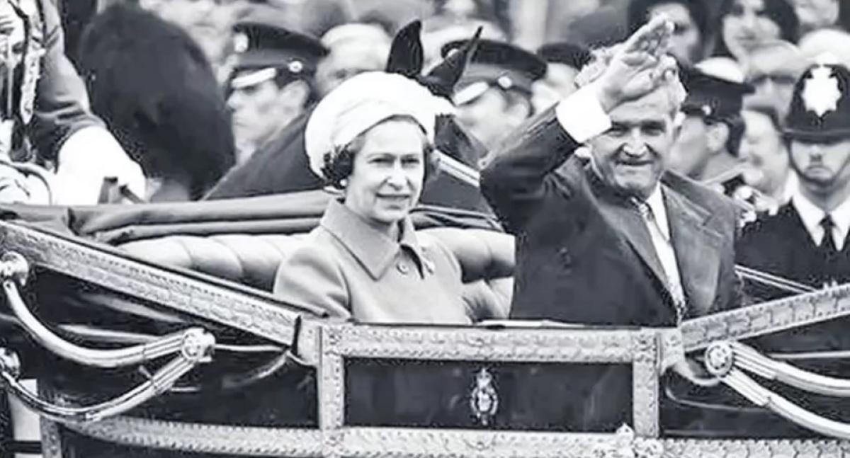 De ce s-a ascuns Regina Elisabeta într-un tufiş când l-a văzut pe Ceauşescu. Vizita dictatorului în UK, peripeţii ca-n filme