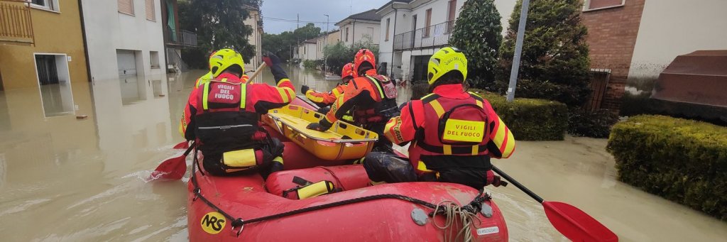 INUNDAȚII catastrofale în Italia: 9 morți și peste 1.000 de oameni evacuați