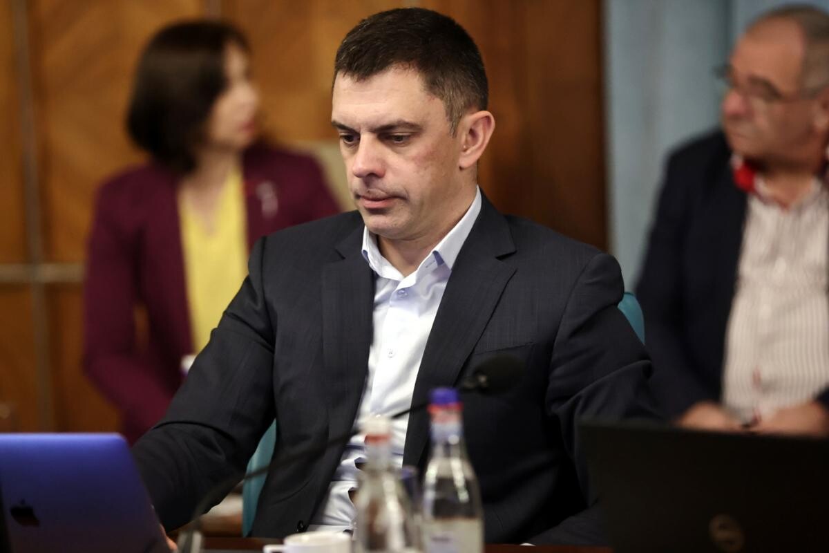 SONDAJ: Ce părere au românii despre activitatea ministrului Eduard Novak, al cărui minister – al Sportului- dispare prin comasare