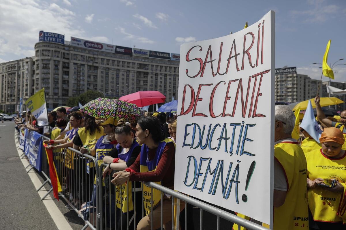 Vasile Dîncu anunţă că Guvernul va găsi bani pentru profesori, dar nu suficienţi: Nu se va putea ajunge la un nivel satisfăcător de salarizare pentru profesori