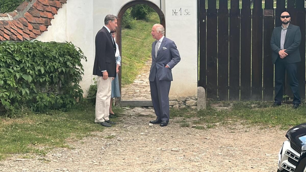 Regele Charles, întâmpinat cu flori şi îmbrăţişări în Valea Zălanului. Contele Tibor Kálnoky l-a aşteptat în poarta proprietăţii din Covasna – Foto EXCLUSIV