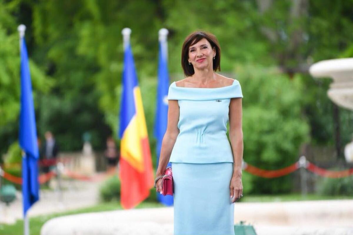 Ce spune Administrația Prezidențială despre bijuteriile de 12.000 de euro purtate de Carmen Iohannis în Germania la un eveniment alături de președinte – Foto