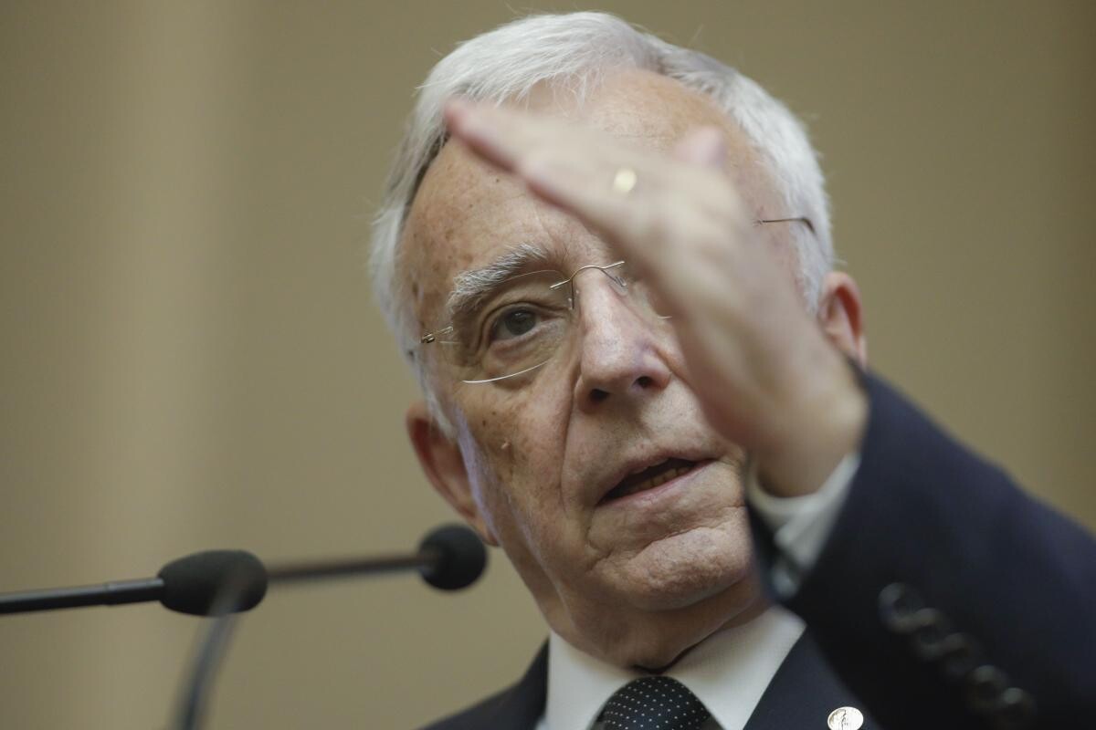 Cum a ajuns România să importe atât de multe alimente? Mugur Isărescu (BNR) cere măsuri de echilibrare a ofertei interne cu cererea