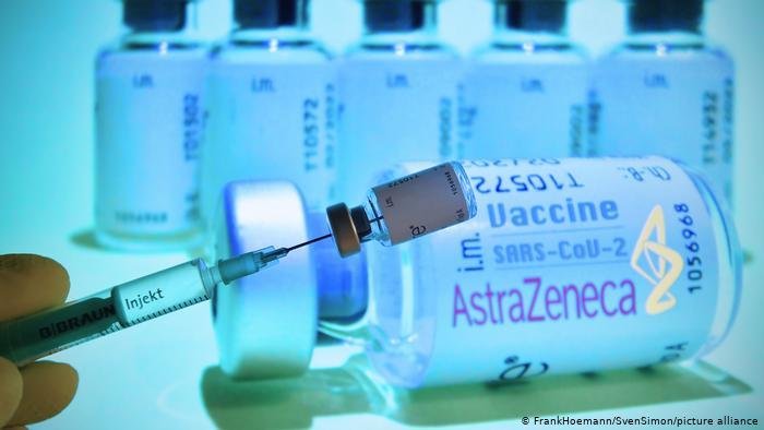 AstraZeneca a fost dată în judecată de o femeie. Ce reclamă că a pățit după vaccin și cât sunt daunele