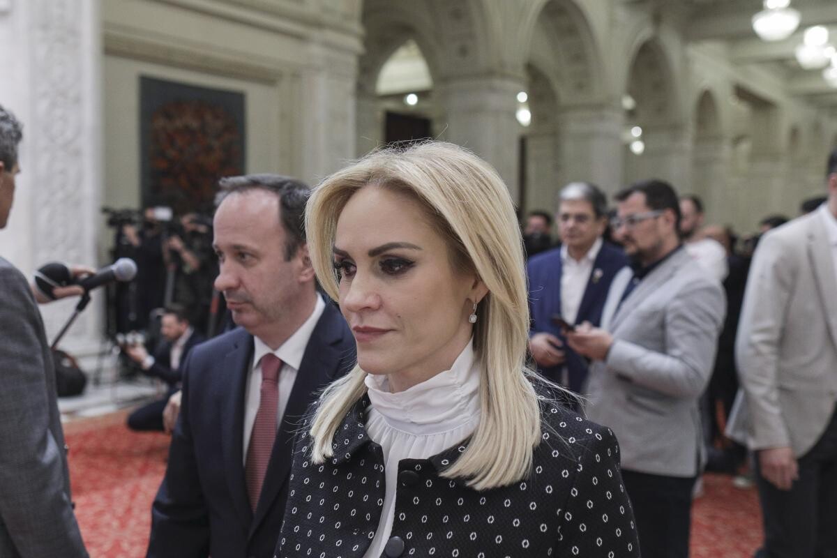 Firea spune că își dă demisia în scandalul cu azilele, dar cu o condiție. Îl ia și pe Pandele și „vor dispărea complet din viața publică”