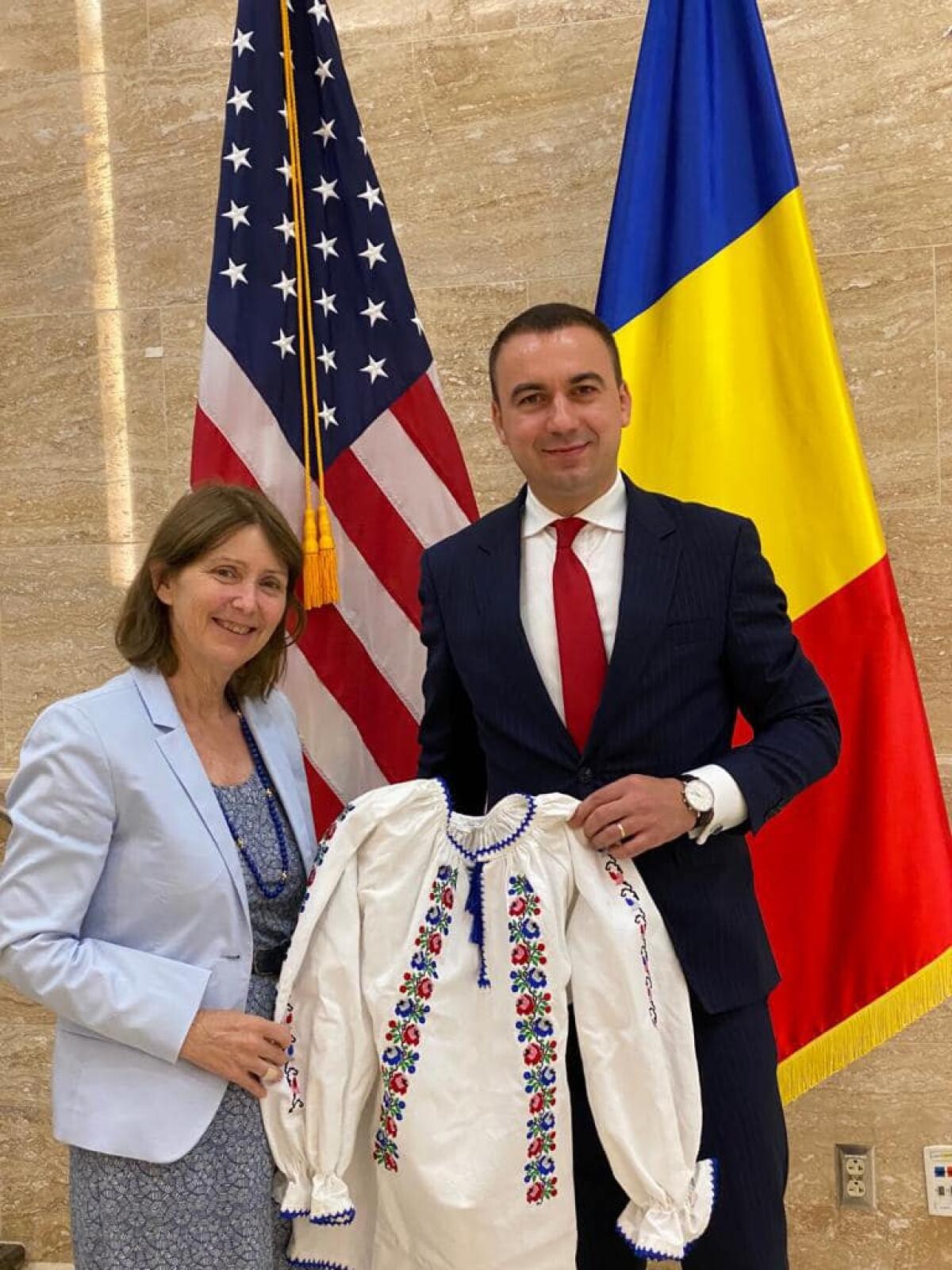 Ministrul Bogdan Ivan, cadou „tradiţional românesc” pentru Kathleen Kavalec, ambasadoarea SUA în România