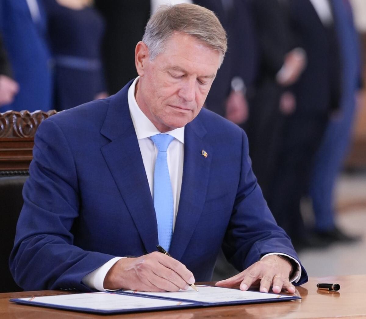 Decretul prin care se ia act de demisia lui Marius Budăi de la Ministerul Muncii, semnat de Iohannis