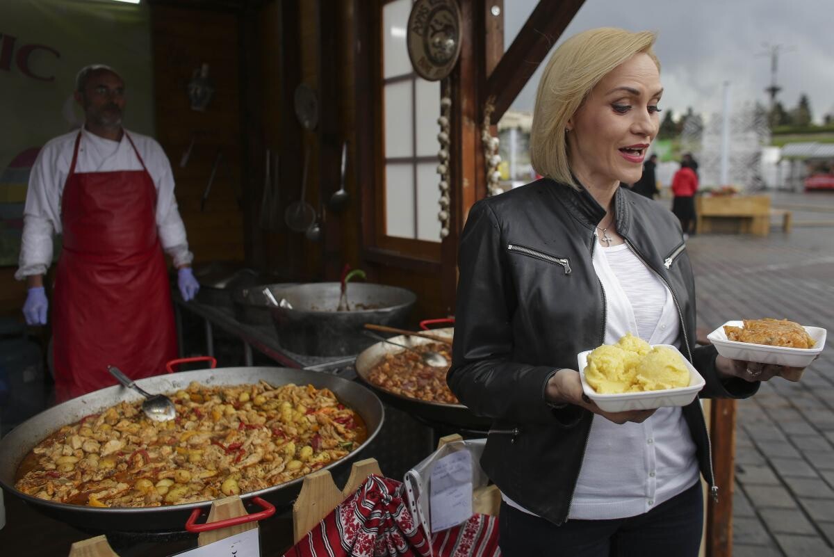 Salariul pe care Gabriela Firea îl pierde după plecarea din Guvern. Are bijuterii în valoare de 130.000 euro și tablouri în valoare de 110.000 euro