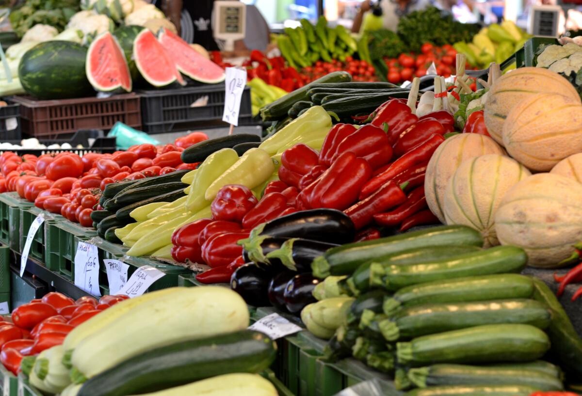 Alimente de bază mai ieftine de la 1 august. Avertisment de la economişti. „Când un produs se ieftineşte, altele se scumpesc, e valabil oriunde”