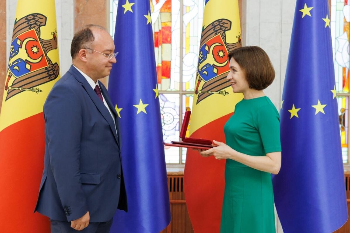 Bogdan Aurescu a primit „Ordinul de onoare” de la Maia Sandu, preşedintele Republicii Moldova