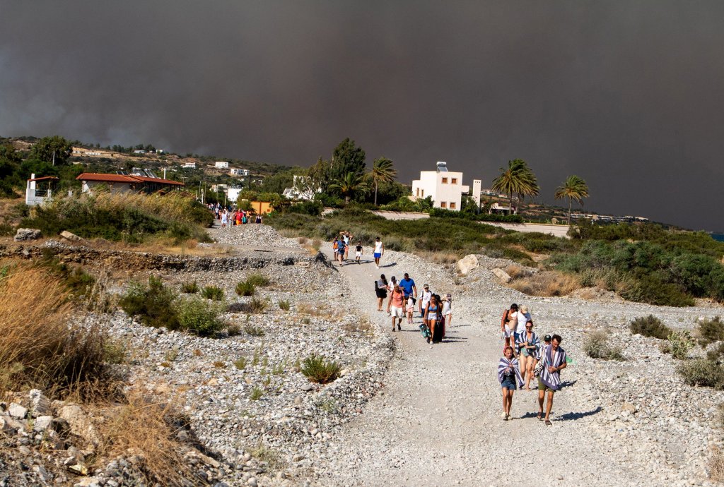 Grecia oferă vacanțe gratuite turiștilor care evacuați din cauza incendiilor din Rodos