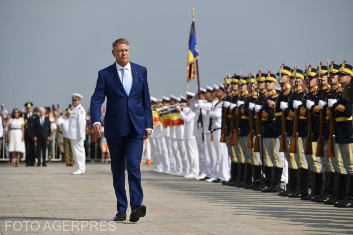 Cum s-au îmbrăcat Klaus Iohannis şi Carmen Iohannis la Ziua Marinei. Adina Buzatu spune că „se vede o evoluţie vestimentară”. Singurul comentariu avut la preşedintele Iohannis