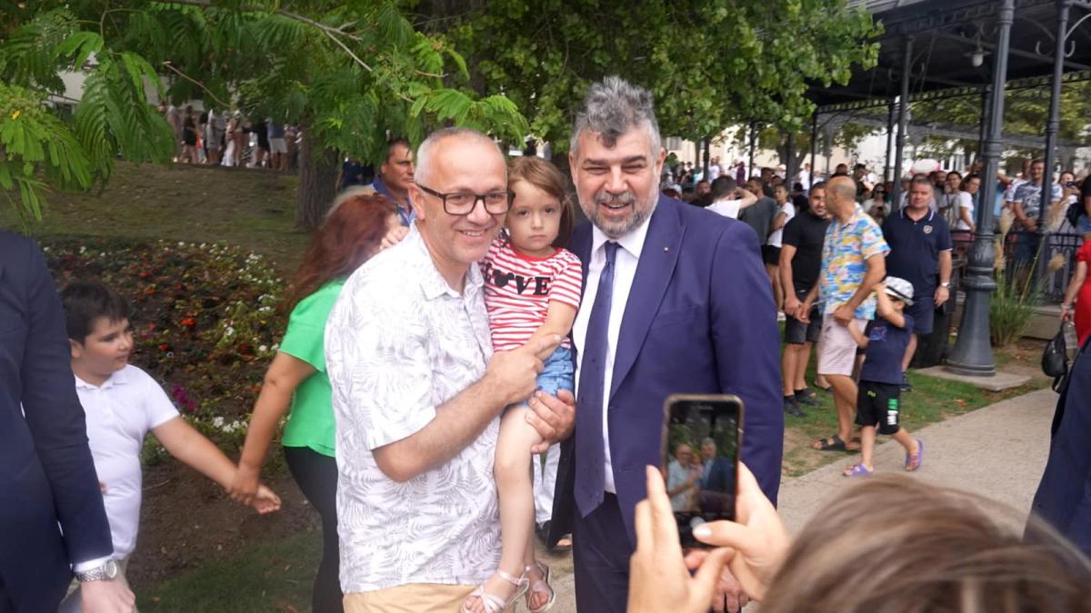 Marcel Ciolacu, baie de mulţime la Constanţa, după ceremonia de Ziua Marinei. „Niciodată nu voi putea fi un oficial”