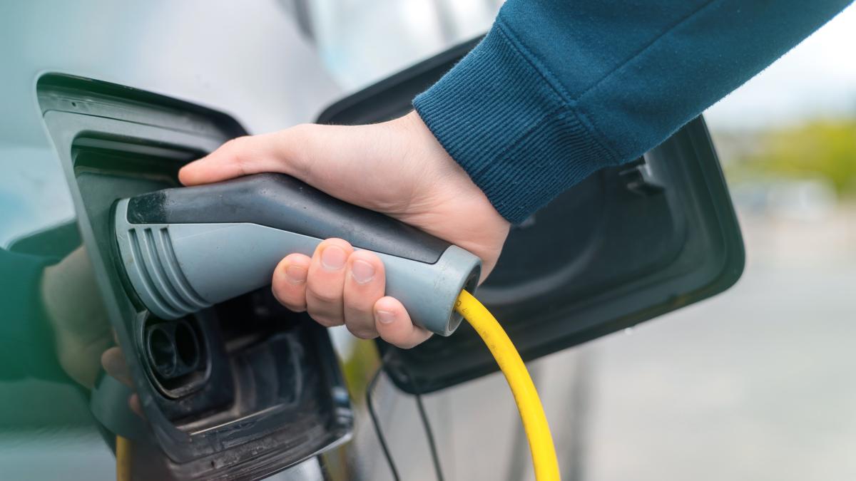 Merită să cumperi o mașină electrică în 2023? Costurile de încarcare a vehiculelor electrice au crescut cu 46% în România