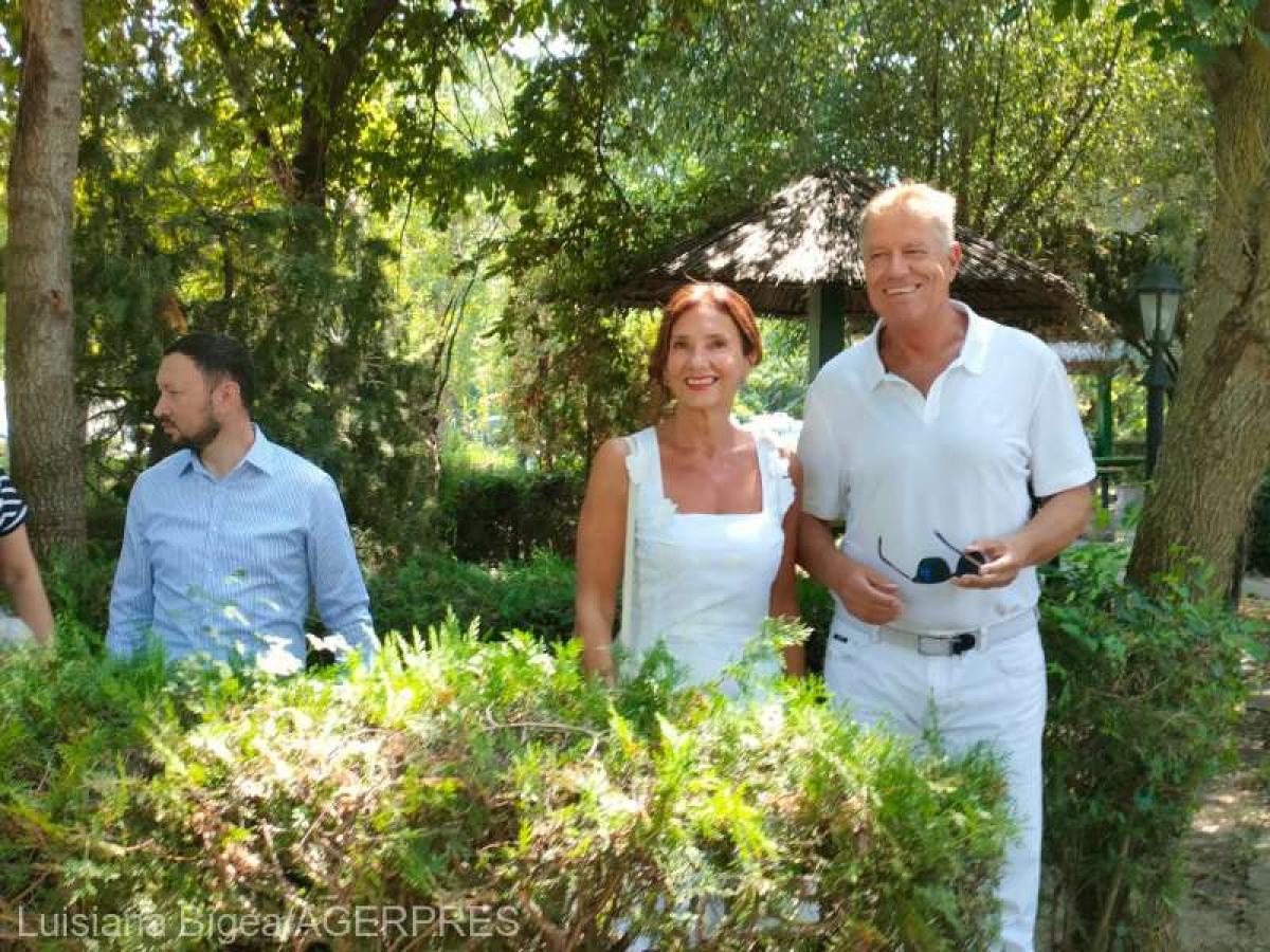 Iohannis, „primul turist în stat”, alături de soție, în Delta Dunării. Chirieac: Cred că domnul preşedinte vrea să ne arate că este un împătimit al vacanţelor