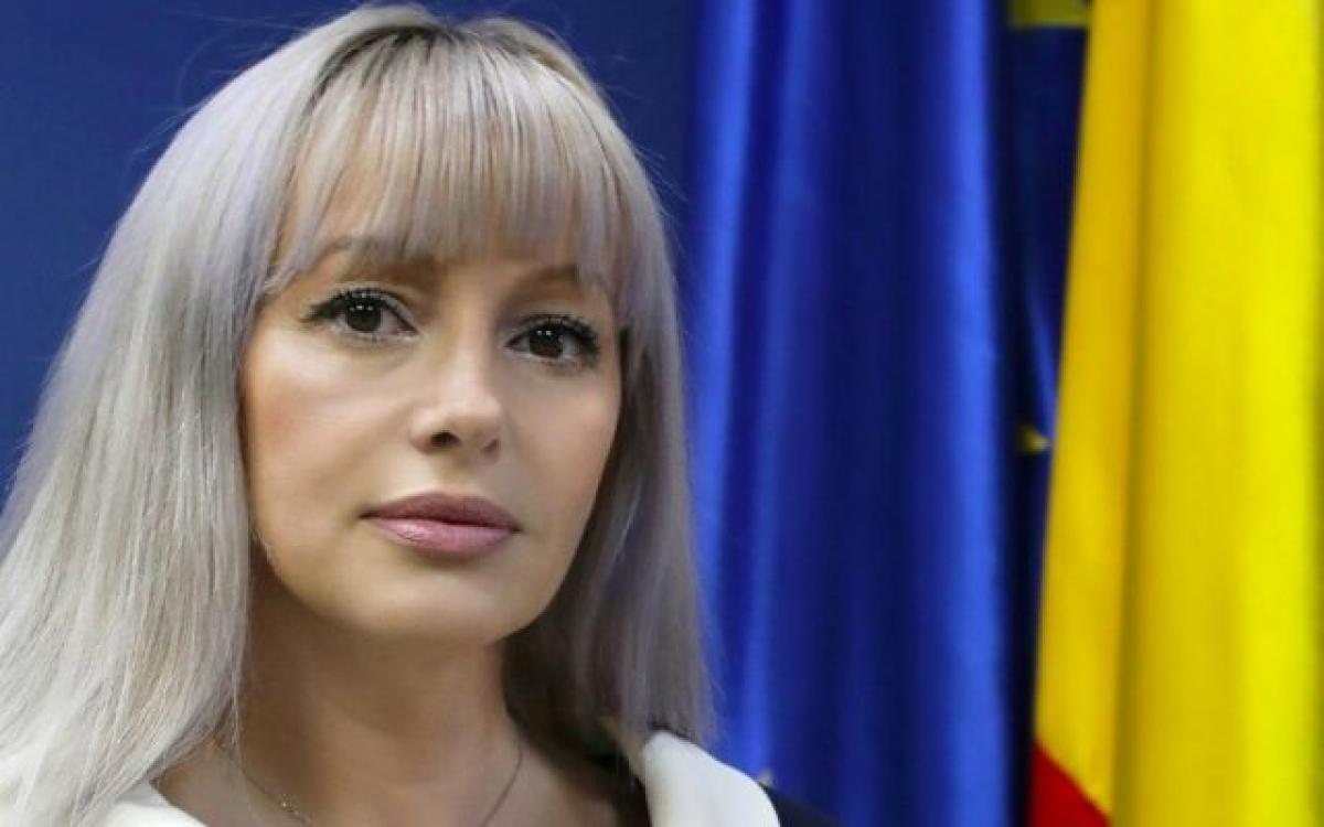 ”Blonda lui Boc” a făcut cerere să plece din MAI. Ştefania-Gabriella Ferencz, eliberată din funcție la cerere