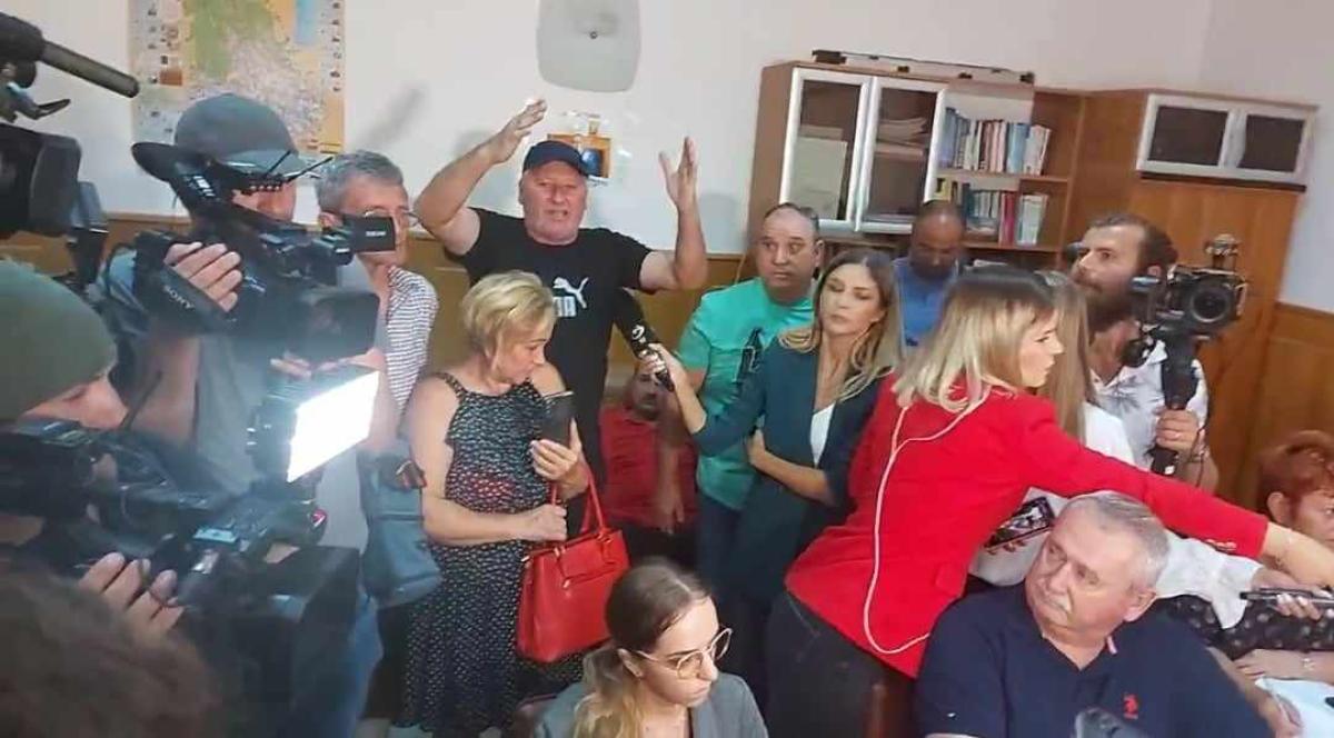 Șoșoacă, circ la primăria Crevedia, pe nenorocirea oamenilor. Localnic: Aloo, doamnă, deci noi suntem arși. Lăsați-ne să vorbim noi, nu dvs – Video