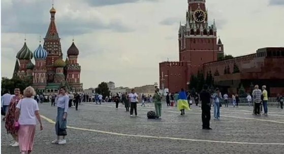 Neînfricata de la Moscova. O tânără învelită în steagul Ucrainei s-a plimbat prin Piața Roșie