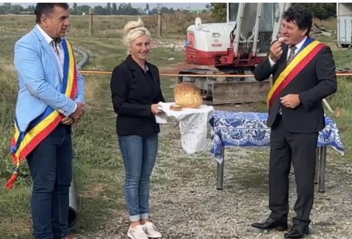 S-a tăiat panglica la o lucrare… neîncepută! Cionca și Bimbo, festivitate cu pâine și sare