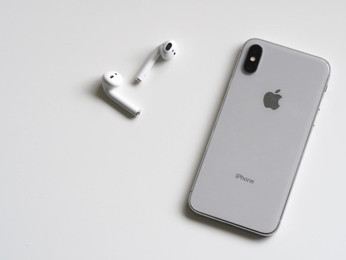 Beijingul interzice IPhone-urile în rândul oficialilor guvernamentali. Acțiunile Apple au scăzut cu o valoare mai mare decât tot PIB-ul Ungariei