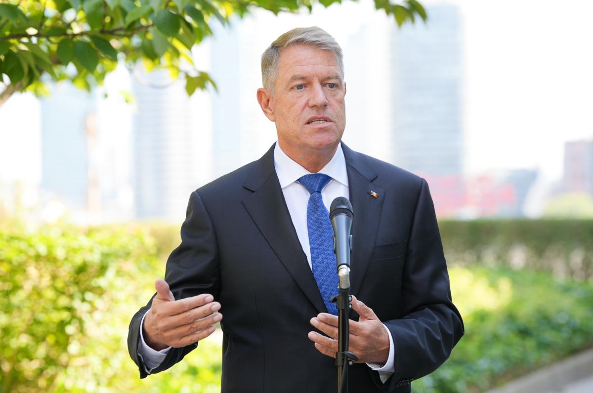 Preşedintele Iohannis şi soţia sa, fotografie alături de cuplul prezidenţial american – FOTO