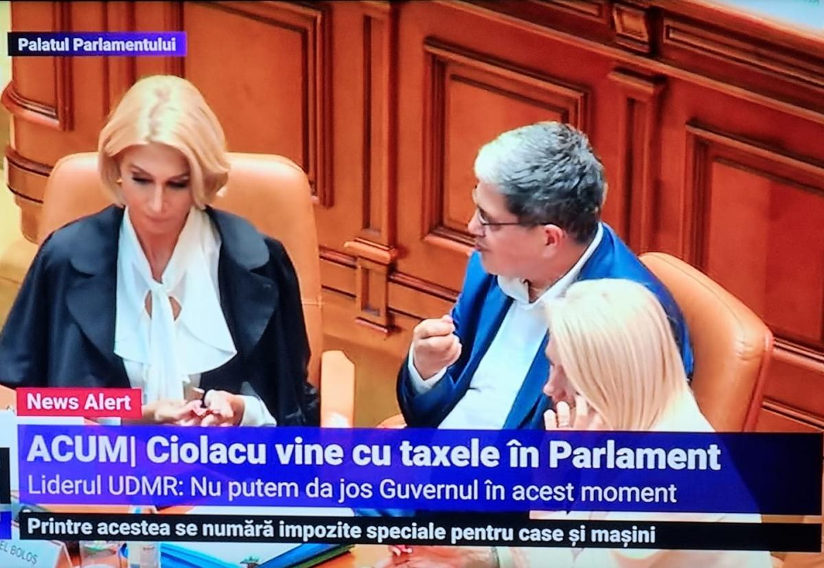 Raluca Turcan îi dădea să mănânce ciocolată lui Boloș, în timp ce Marcel Ciolacu vorbea în Parlament / foto