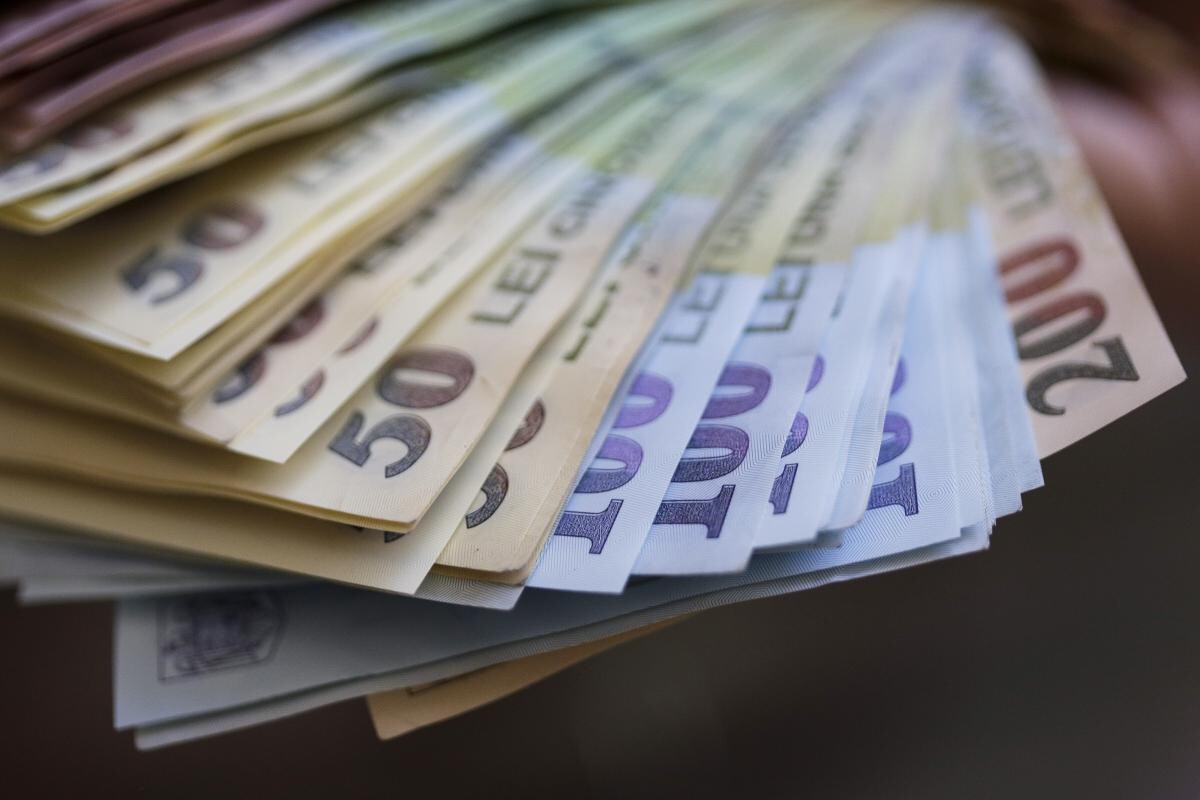 Salariul minim creşte de la 1 octombrie. Aproape 1,9 milioane de salariați vor primi în mână peste 2.000 de lei