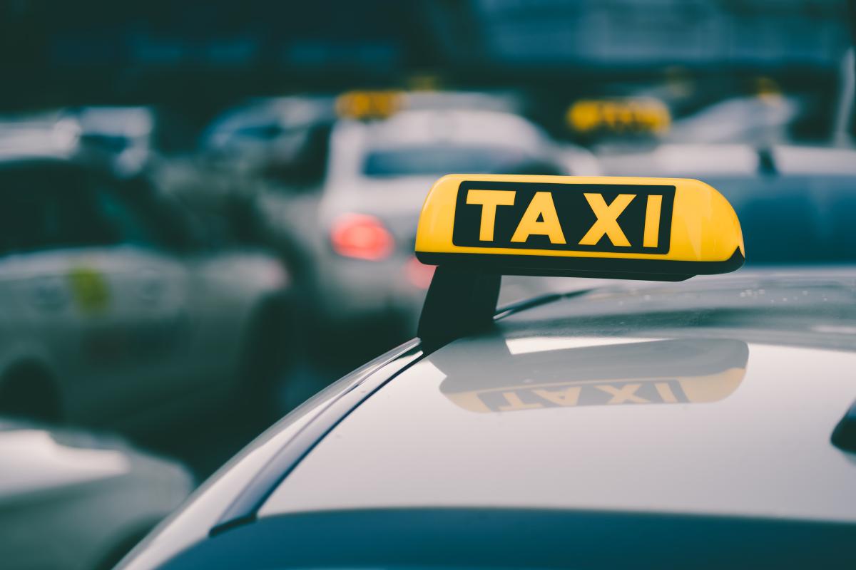 Se dublează tarifele la taxi? Noi reglementări propuse de parlamentari