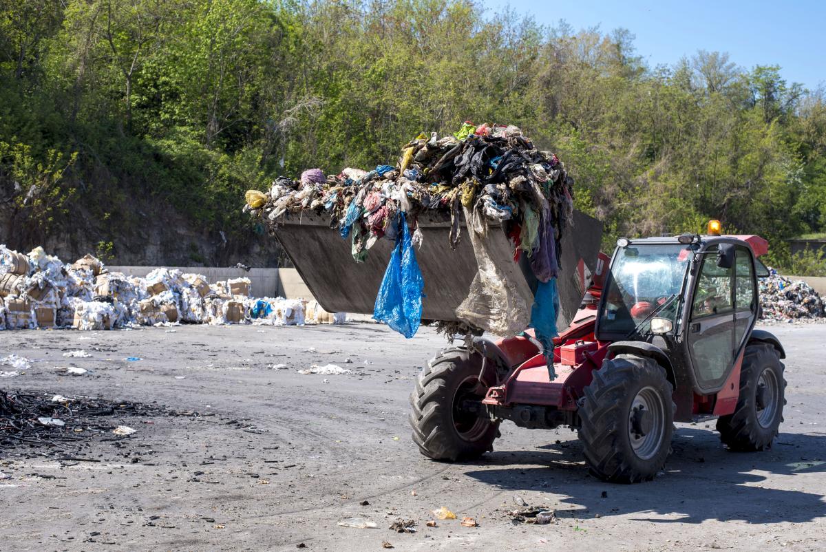 România, groapă de gunoi pentru hainele second-hand. Ministrul Mediului: ”M-am speriat să văd…”